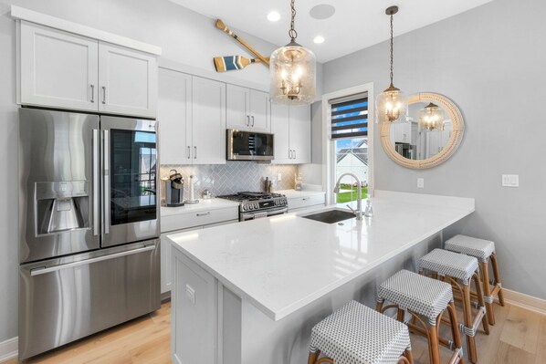 Réfrigérateur, four à micro-ondes, un four, surface de cuisson