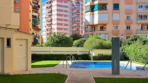 A residential building with a swimming pool, a pathway, and a well-maintained lawn. - Ref: 324 Centric 3 bedroom apartment with swimming pool and close to everything (Fuengirola)