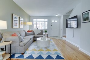 TV, offices - Charming Old Town Alexandria - Patio w/Brick Oven (Alexandria)