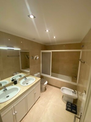 Een douche, een haardroger, handdoeken