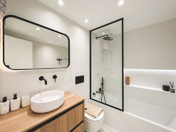 Shower, hair dryer, towels