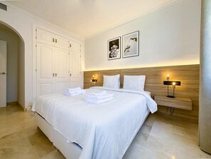 3 chambres, fer et planche à repasser, Wi-Fi, draps fournis
