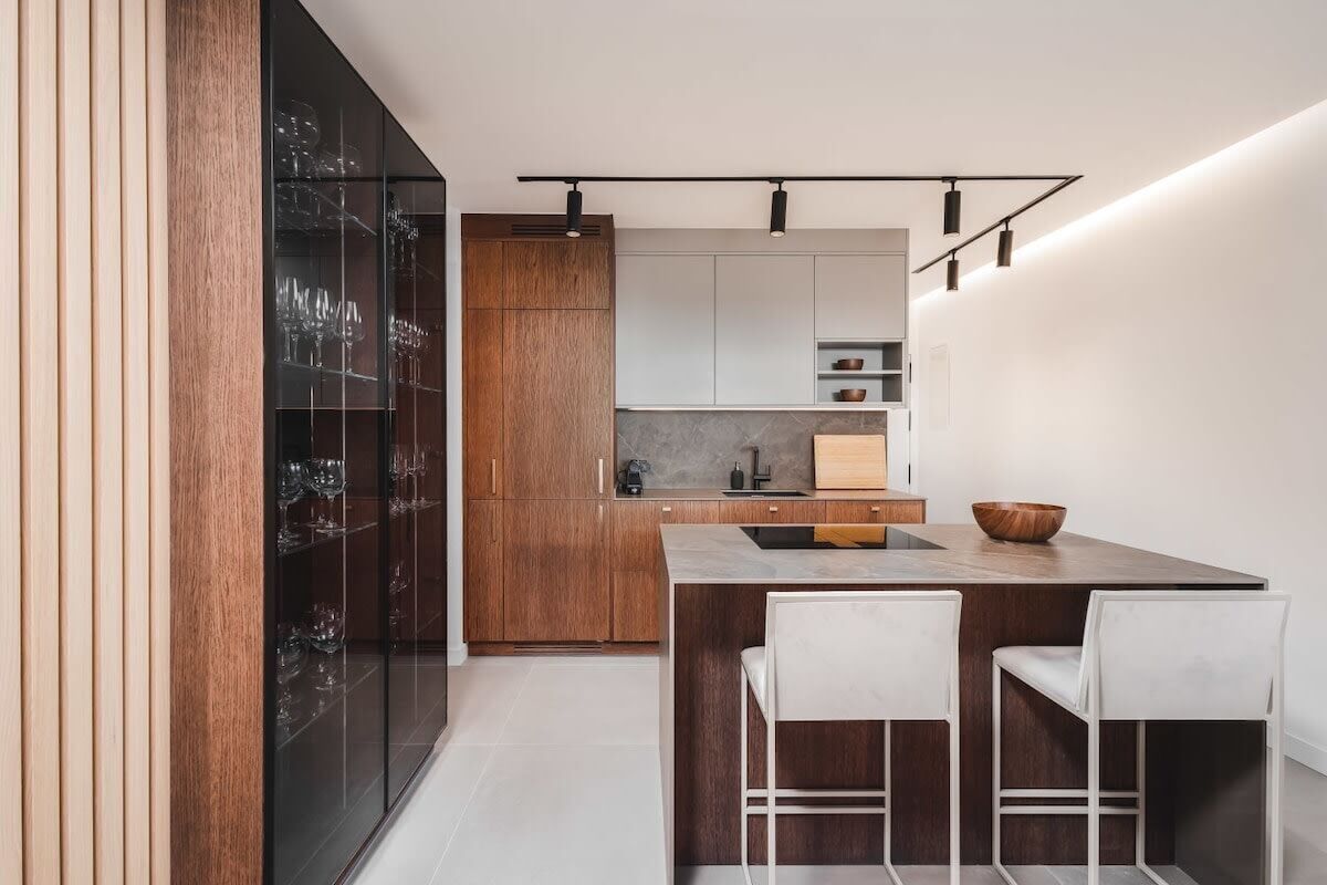 Cafetera/tetera, refrigerador, horno, placa de cocina
