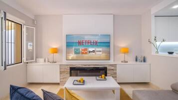 Una televisión, una oficina