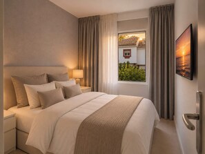 4 bedrooms, iron/ironing board, WiFi, bed sheets - Manuel Hidalgo | Marbella Townhouse Pool Retreat (Marbella)