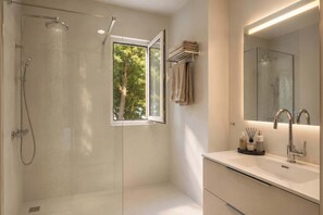 Shower, hair dryer, towels - Manuel Hidalgo | Marbella Townhouse Pool Retreat (Marbella)