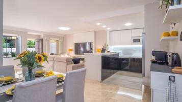 Frigorífico, microondas, horno y placa de cocina