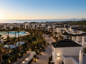 Ein Resort mit mehreren Gebäuden, einem Swimmingpool und Blick aufs Meer.