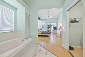 3 camere, una scrivania, ferro/asse da stiro, Wi-Fi gratuito