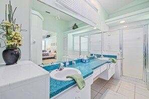 淋浴设施、吹风机、洗发水