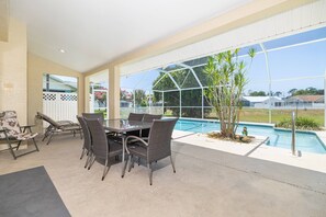 Outdoor dining - Relaxing Gulf Getaway Heated Pool, Covered Patio & Prime Location Near Parks, Beaches & Attractions! (Hudson)