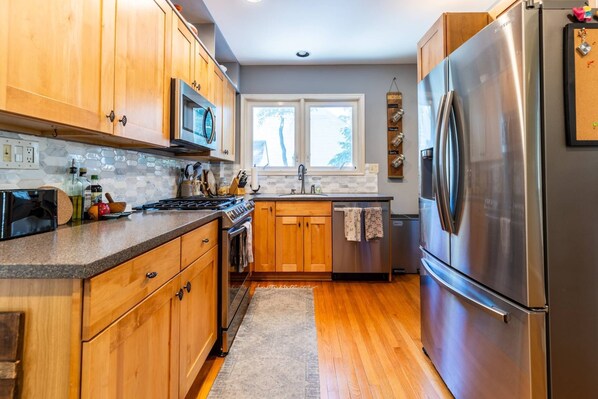 Refrigerador, microondas, lavavajillas y cafetera y tetera 