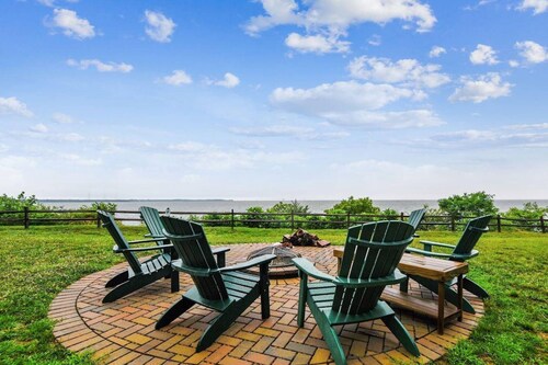 Mins to Downtown in Waterfront community at Pet-friendly Pinecrest Bungalow