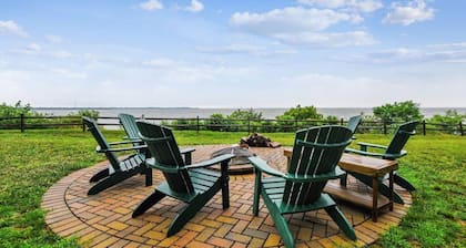 Mins to Downtown in Waterfront community at Pet-friendly Pinecrest Bungalow