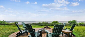 Mins to Downtown in Waterfront community at Pet-friendly Pinecrest Bungalow