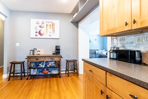 Interior - Mins to Downtown in Waterfront community at Pet-friendly Pinecrest Bungalow (Annapolis)