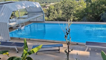 Una piscina techada, una piscina al aire libre
