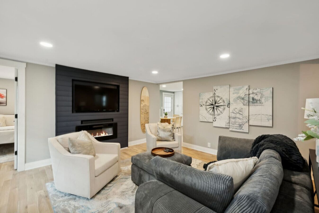 Una Smart TV, una chimenea, un reproductor estéreo