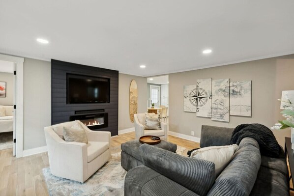 Smart TV, fireplace, stereo - Doc Holiday | 3BR Lake Geneva House – Pet-Friendly (Lake Geneva)