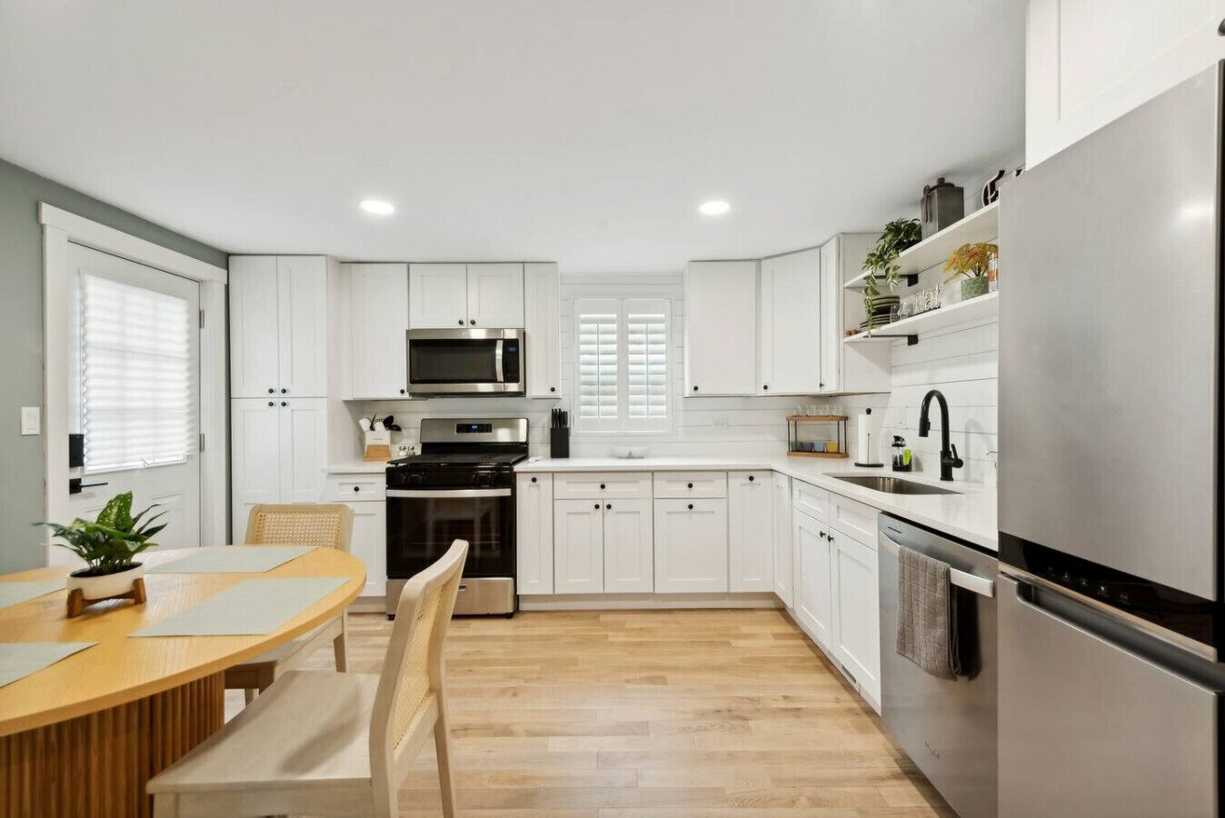 Geladeira, micro-ondas, fogão, cooktop