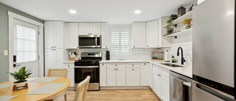 Refrigerador, microondas, horno y parrilla de estufa