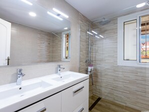 Shower, towels