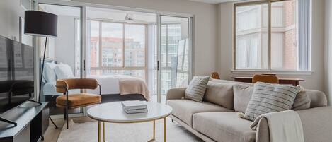 Una televisión, un reproductor estéreo