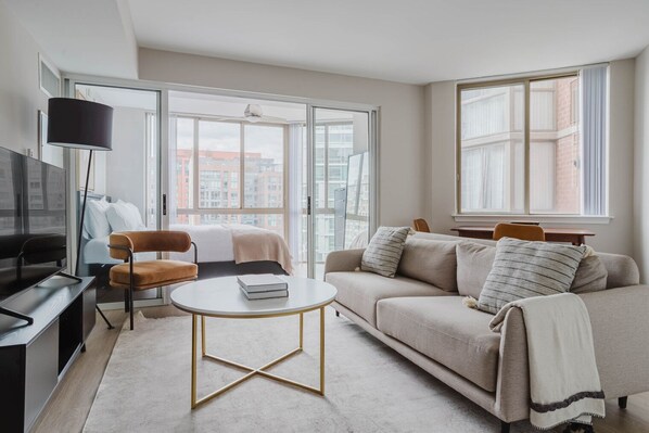 TV, stereo - Clean Mount Vernon 1BR w/ Gym & Pool, near Arena & Museum, by Blueground (Washington, D.C.)