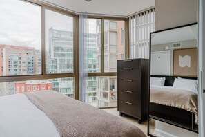 1 bedroom, iron/ironing board, WiFi, bed sheets - Clean Mount Vernon 1BR w/ Gym & Pool, near Arena & Museum, by Blueground (Washington, D.C.)