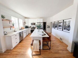 Jääkaappi, mikroaaltouuni, uuni, liesi