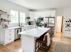 Frigorífico, microondas, horno y placa de cocina