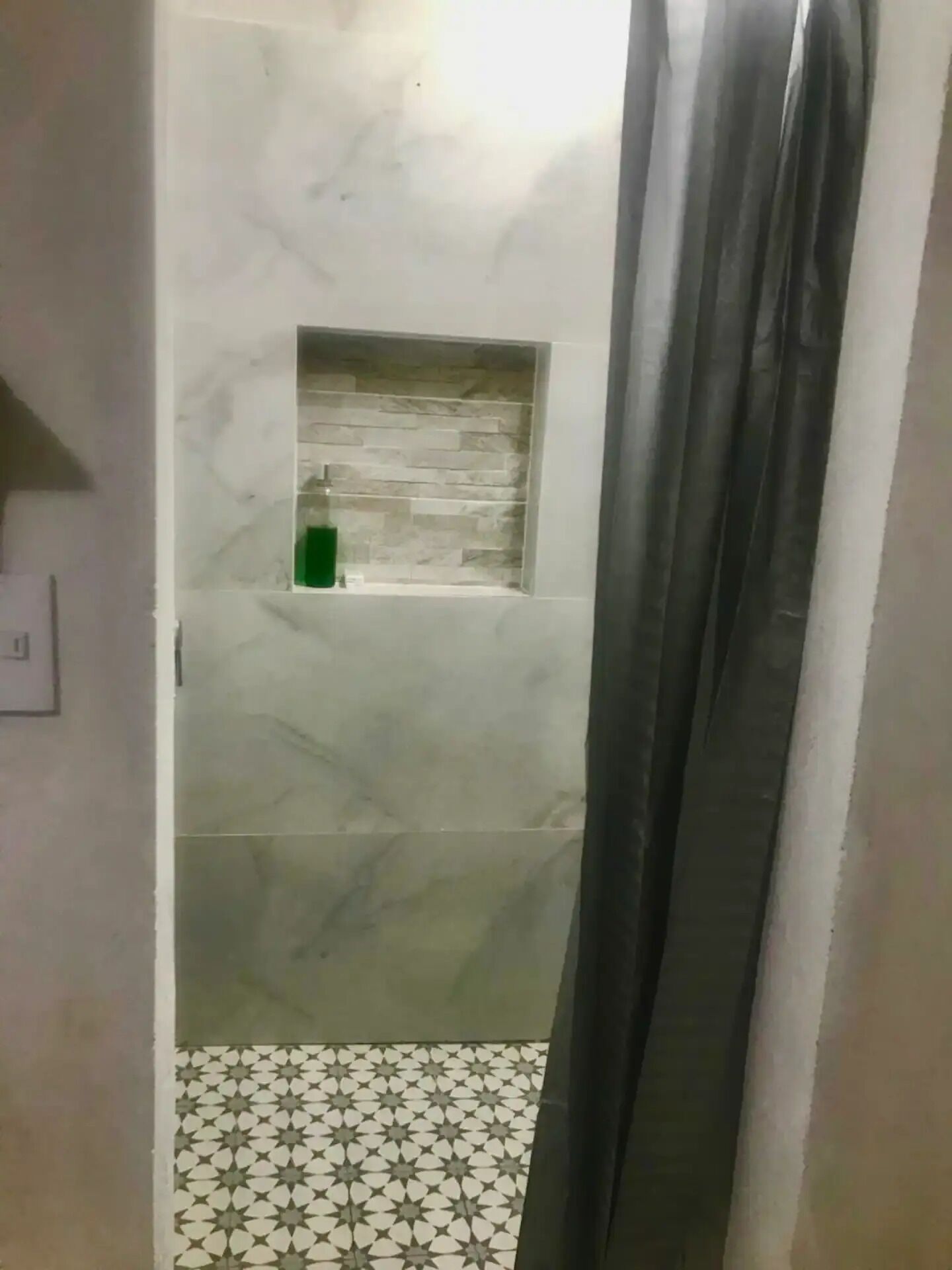 Douche, serviettes fournies, savon, shampoing