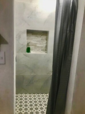 Ducha, toallas, jabón y champú