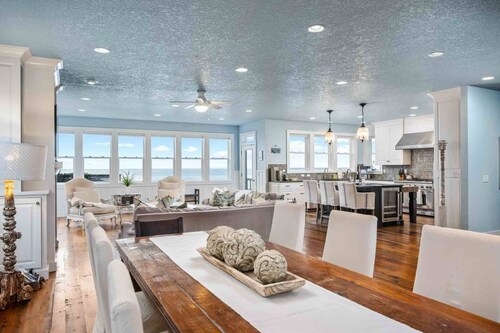 Breathtaking Ocean Views, Bright and Open Layout, Hot Tub and Decks Overlooking Beach and Waves