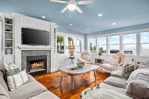 智能電視、壁爐、DVD 播放機、書籍