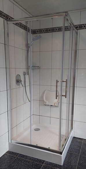 Dusche, kostenlose Toilettenartikel, Haartrockner, Handtücher