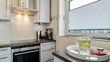 Jääkaappi, uuni, liesi, astianpesukone