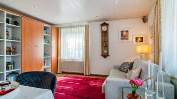 Fernseher, DVD-Player, Stereoanlage