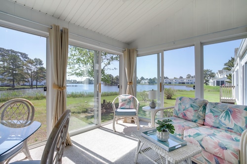 Porch & Water Views: Getaway in Mallard Lakes