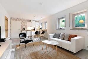 TV - Studio Apartment 'Ferienwohnung Vino9' with Private Garden and Wi-Fi (Vogtsburg im Kaiserstuhl)