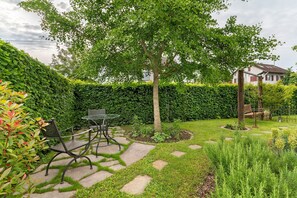 Outdoor dining - Studio Apartment 'Ferienwohnung Vino9' with Private Garden and Wi-Fi (Vogtsburg im Kaiserstuhl)