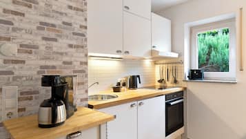 Kühlschrank, Ofen, Herdplatte, Wasserkocher mit Kaffee-/Teezubehör