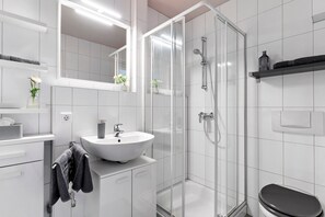 Dusche, Haartrockner, Handtücher