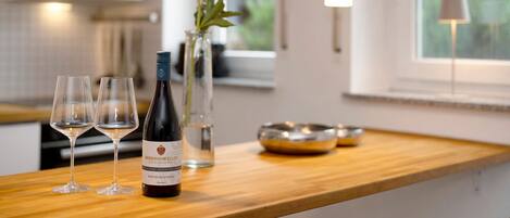 Réfrigérateur, four, plaque de cuisson, cafetière/bouilloire