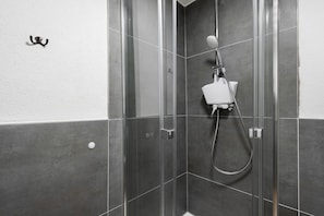 Douche, sĂšche-cheveux, serviettes fournies