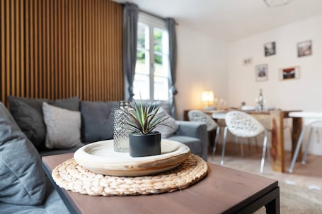 TV. Apartment 'Appartement Waldblick' with Mountain View, Shared Garden and Wi-Fi