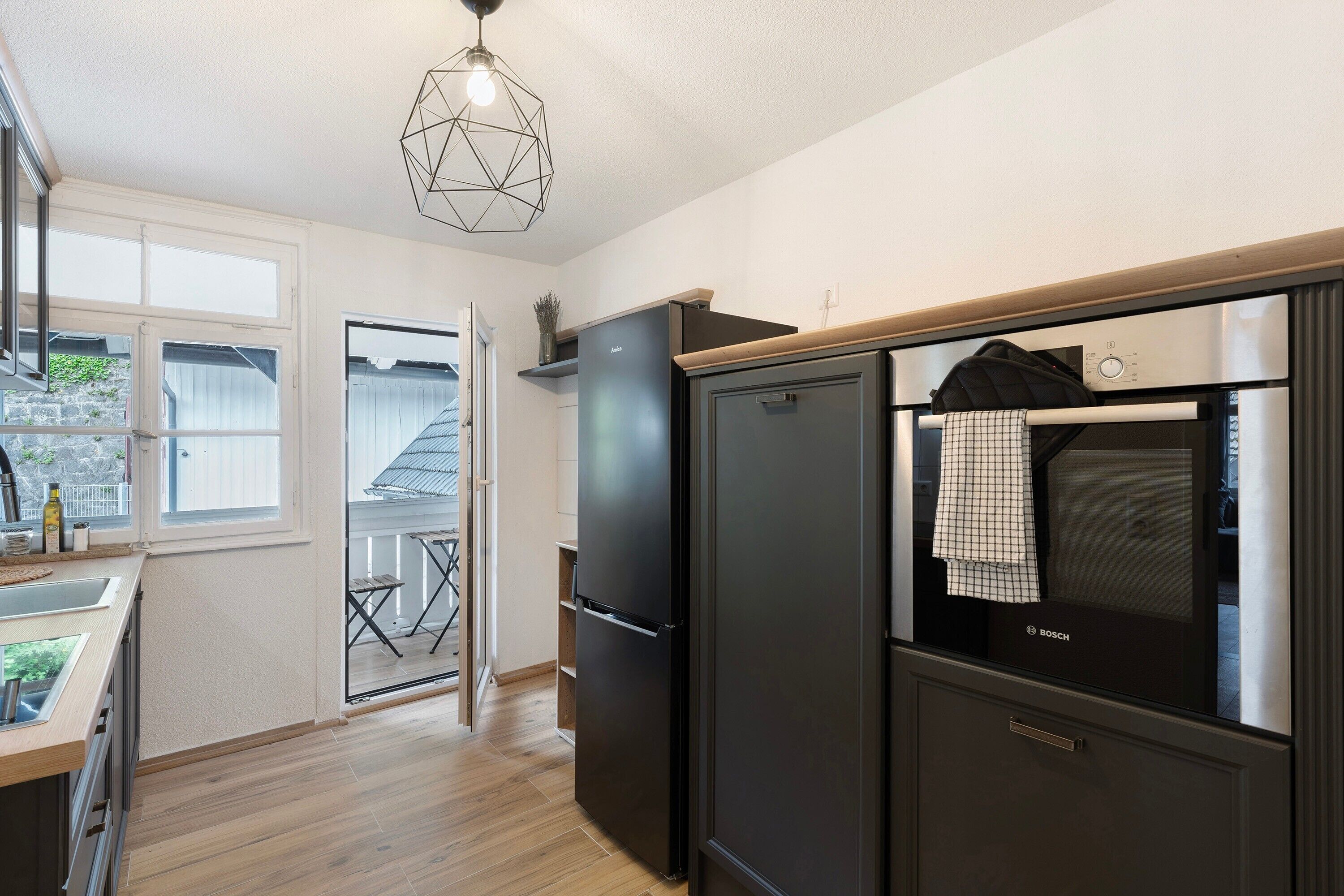 Kühlschrank, Mikrowelle, Ofen, Herdplatte