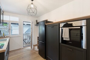 Réfrigérateur, micro-ondes, four, plaque de cuisson