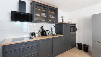 Frigorifero, microonde, forno, piano cottura