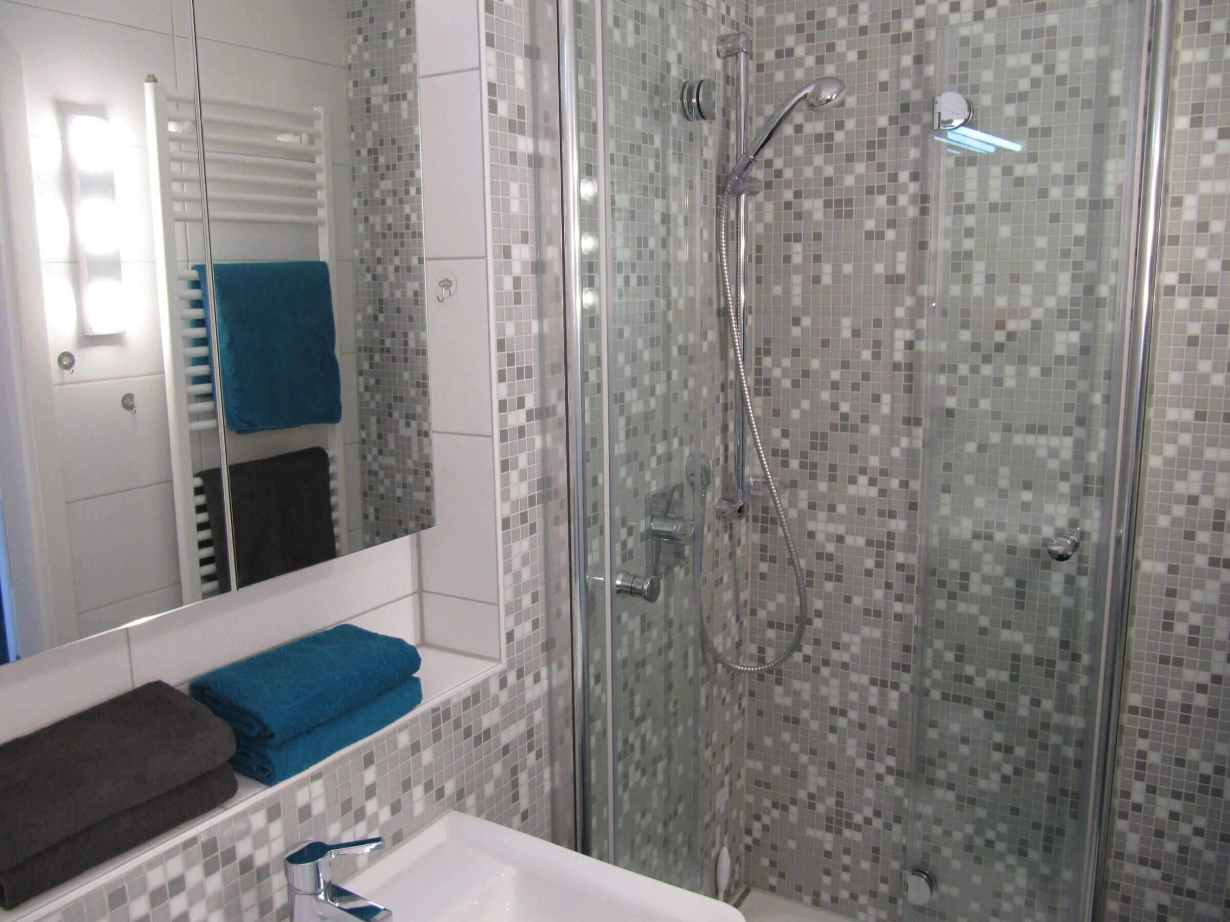 Dusche, Haartrockner, Handtücher